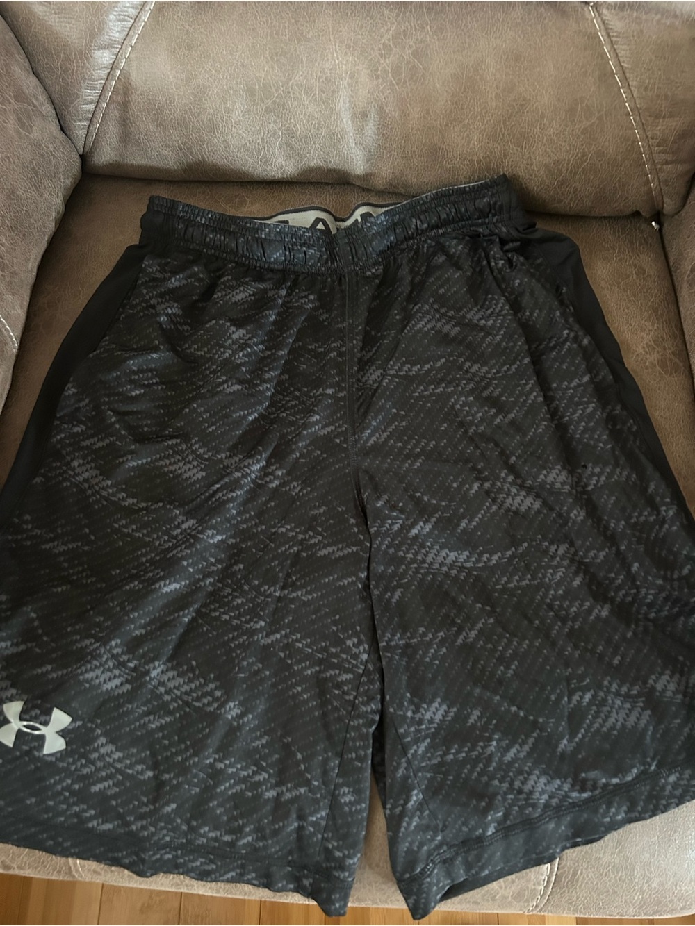 Under Armour Men's Black Heathered Performance Shorts medium